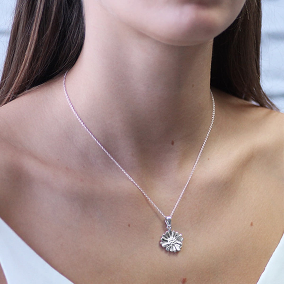 silver daisy necklace