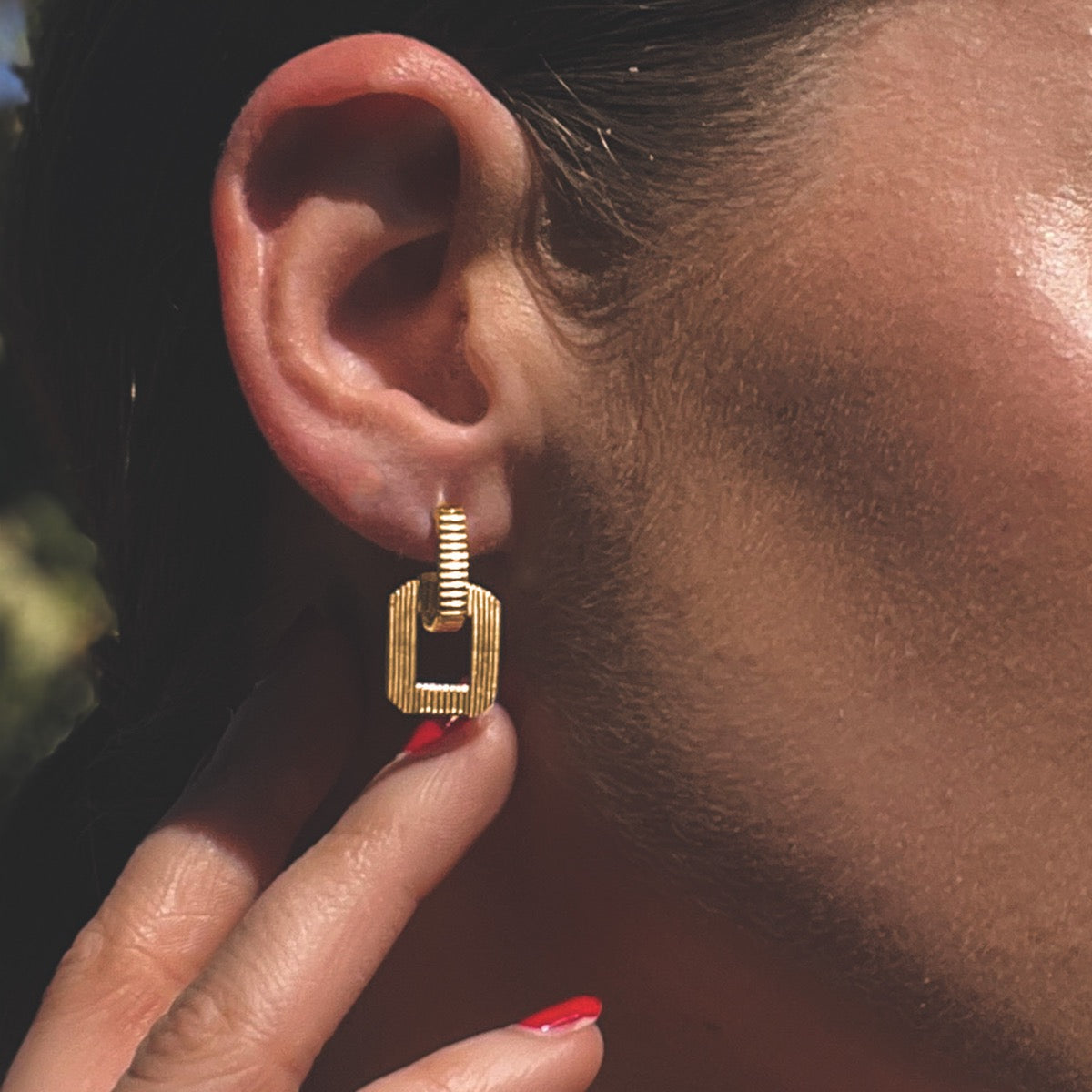 Bow Snake Chain Statement Stud Earrings In Gold | Lisa Angel - Foto 8
