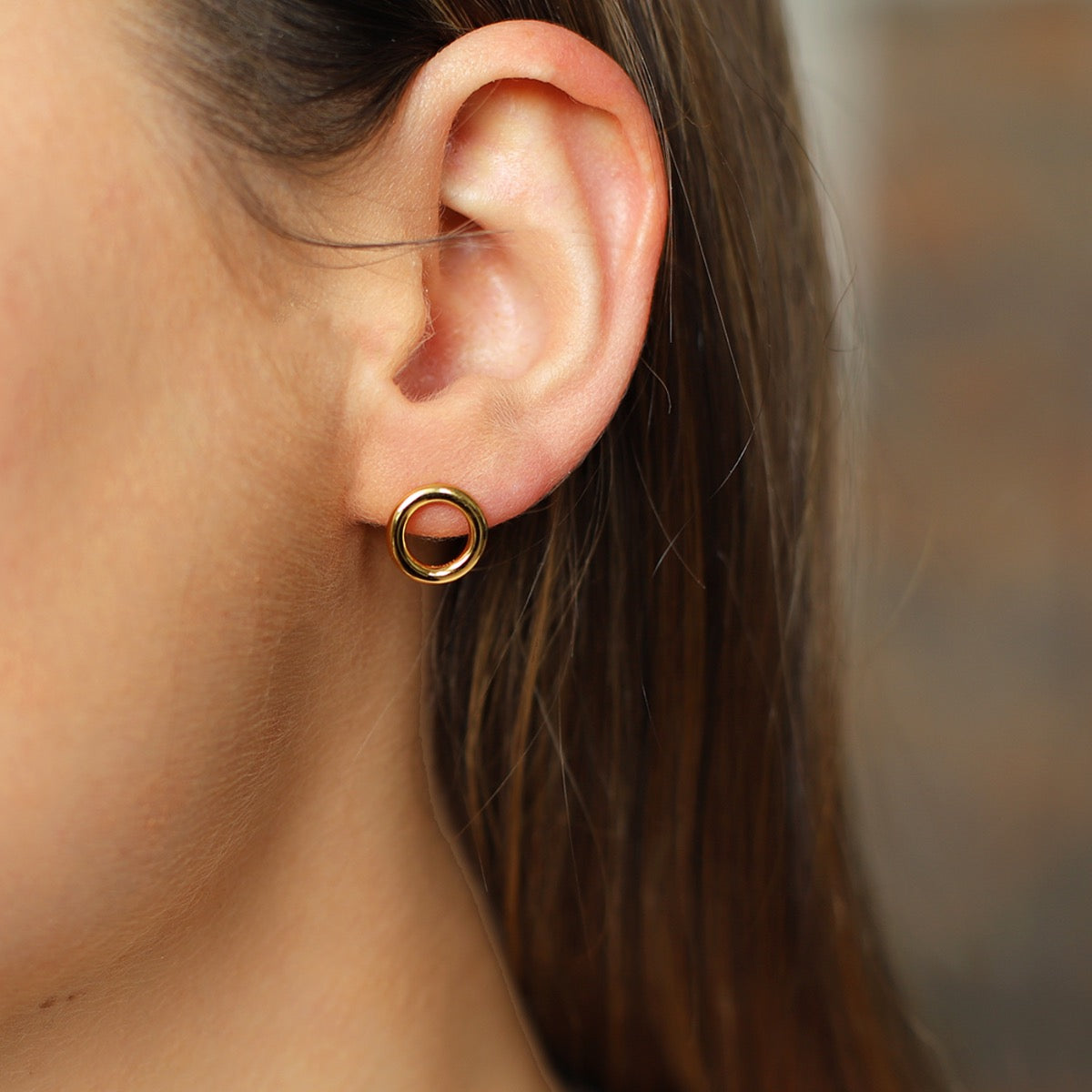 Small gold front facing hoops 